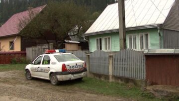 Incendiu provocat în gospodăria gemenelor înjunghiate de tată. Suspectul este încă liber
