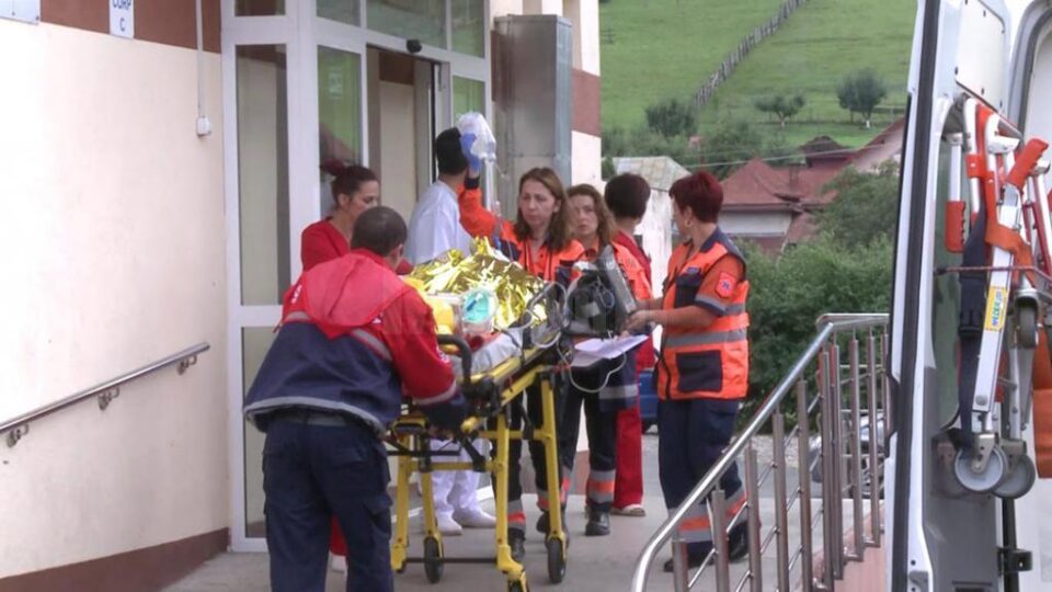 O femeie cu fiul ei în brațe s-a aruncat în fața unui tren