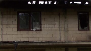 Incendiu provocat în gospodăria gemenelor înjunghiate de tată. Suspectul este încă liber
