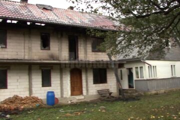 Etajul și acoperișul casei au fost distruse în incendiu
