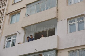 După ce vechile geamuri au fost date jos, pentru cei doi bătrâni a început o lungă așteptare, care între timp a devenit insuportabilă