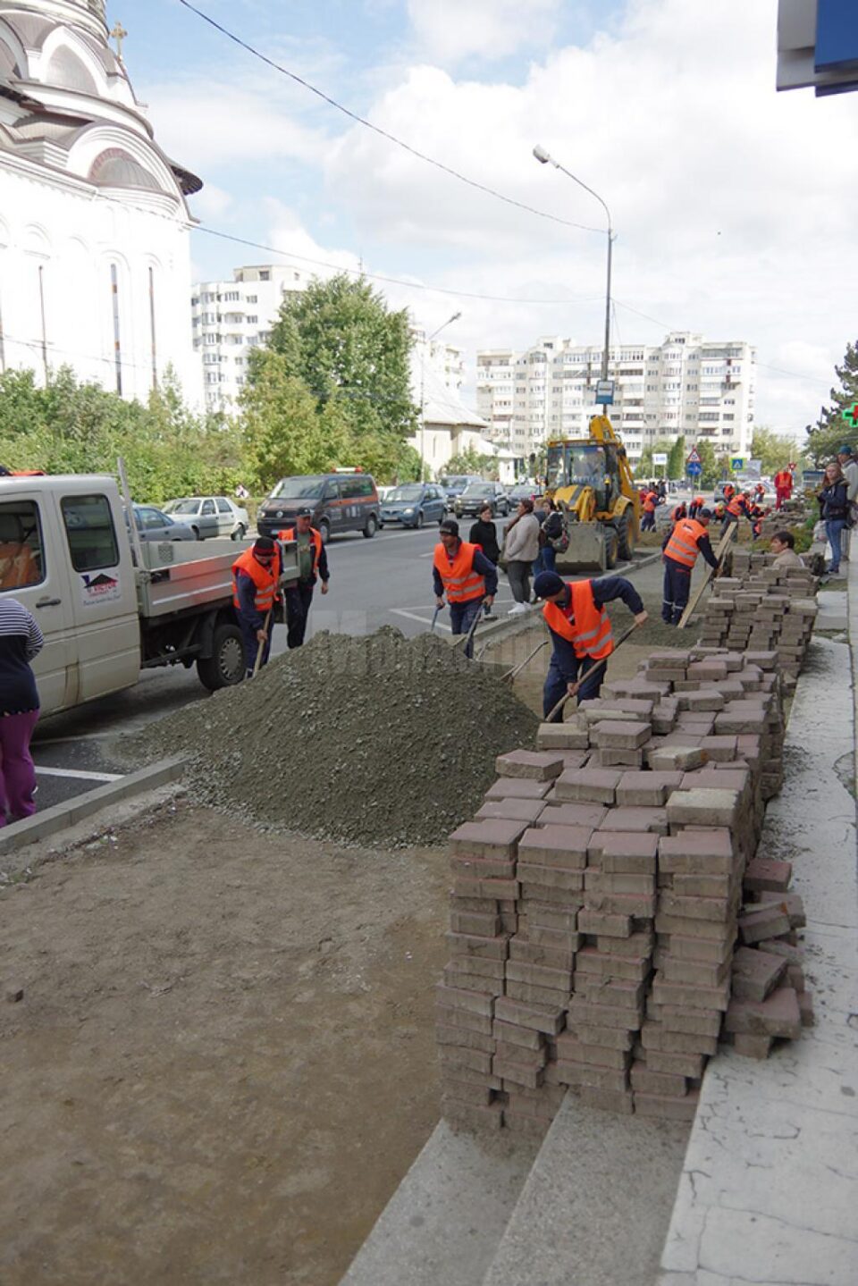 Mobilizare pentru finalizarea trotuarelor de pe bulevardul George Enescu