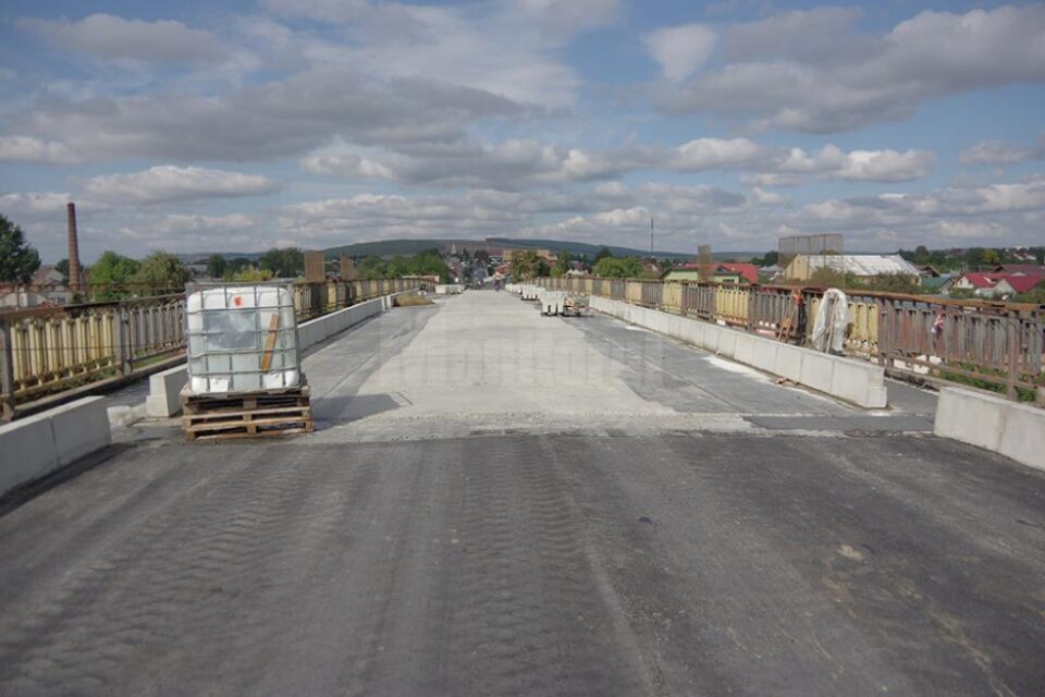 Pasarela CFR de la Ițcani ar putea fi redeschisă traficului rutier mai devreme