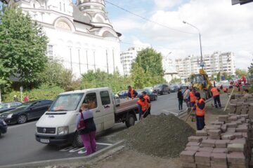 Mobilizare de forțe pentru refacerea trotuarelor din zona Catedralei de pe Mărășești