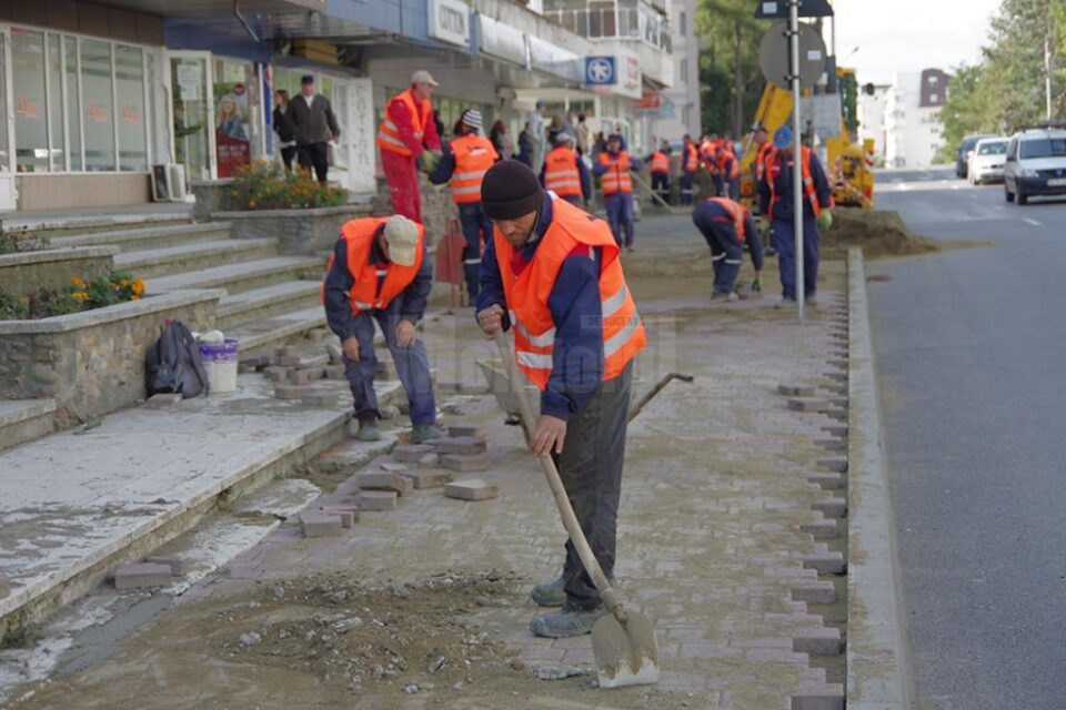 Mobilizare pentru finalizarea trotuarelor de pe bulevardul George Enescu