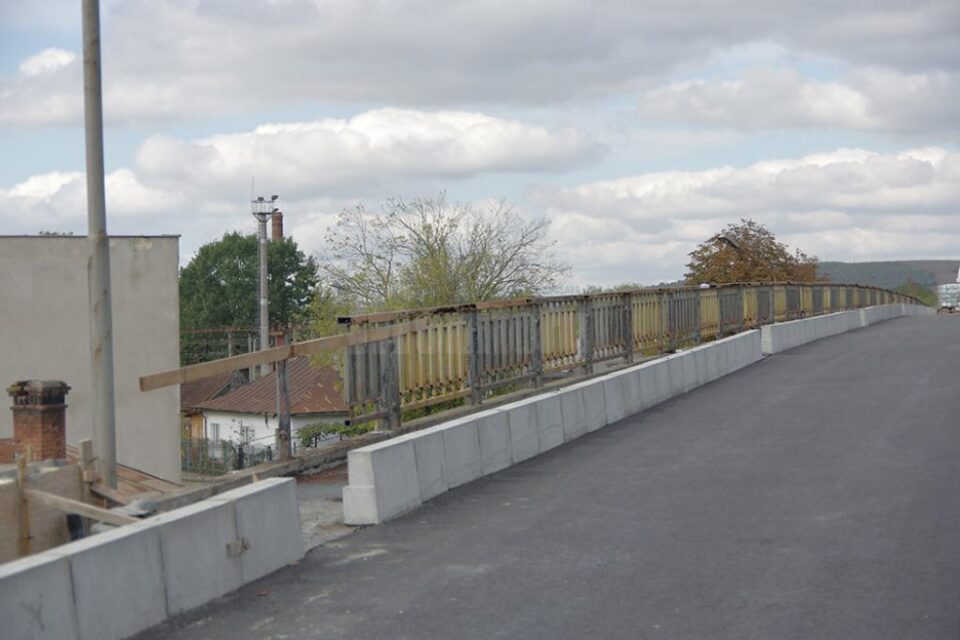 Pasarela CFR de la Ițcani ar putea fi redeschisă traficului rutier mai devreme