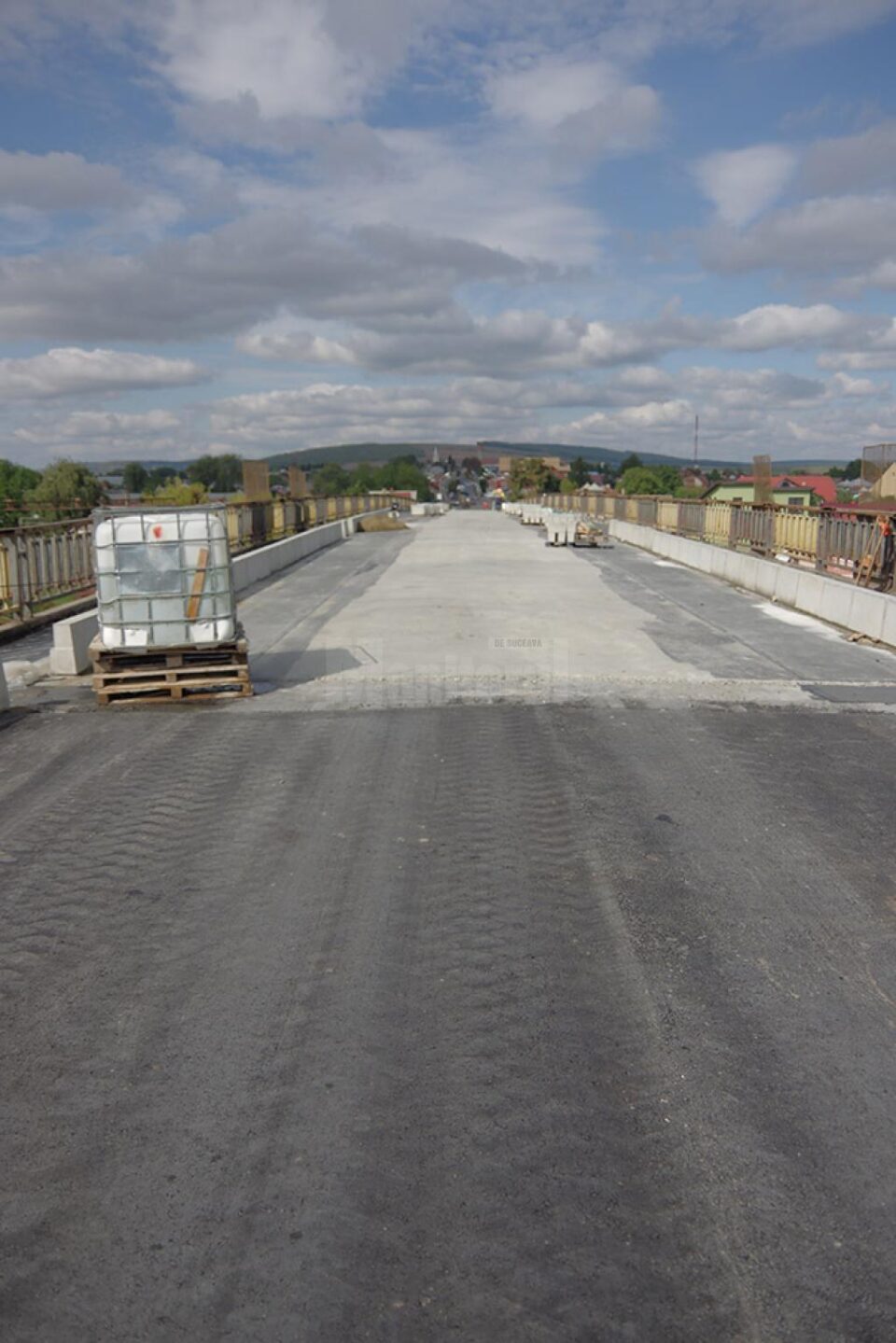 Pasarela CFR este asfaltată pe jumătate, iar în două săptămâni ar urma să fie turnat stratul final de asfalt pe întreaga porțiune carosabilă