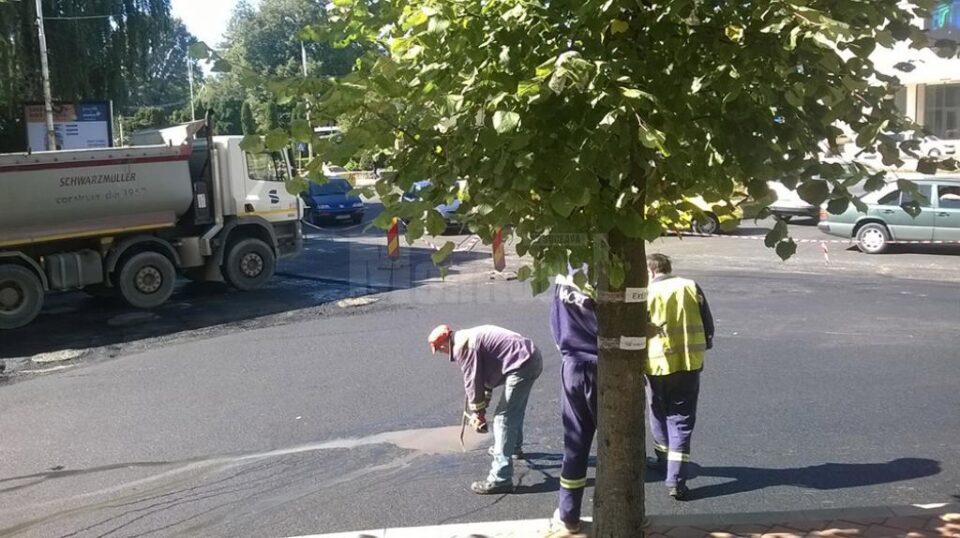 Asfaltul abia turnat este spart cu târnăcopul