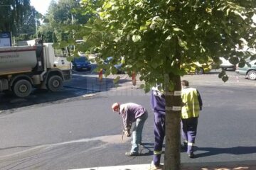 Asfaltul abia turnat este spart cu târnăcopul