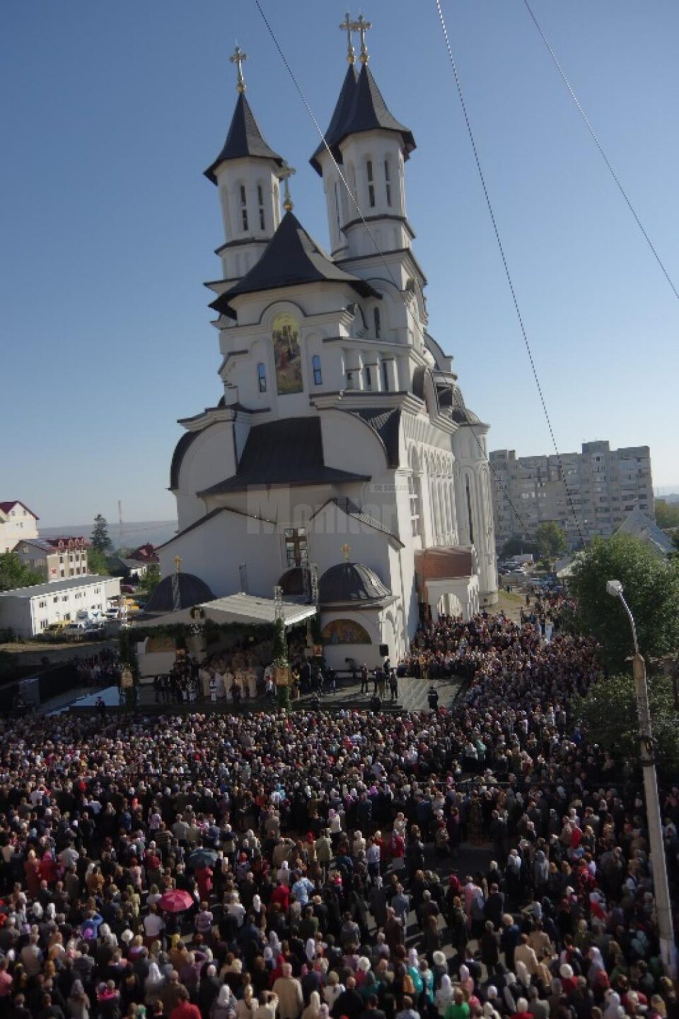 Peste 10.000 de credincioși au participat la sfințirea Catedralei Nașterea Domnului Peste 10.000 de credincioși au participat la sfințirea Catedralei Nașterea Domnului
