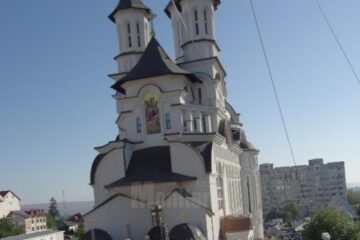 Peste 10.000 de credincioși au participat la sfințirea Catedralei Nașterea Domnului
