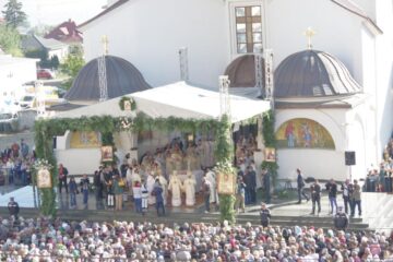 Peste 10.000 de credincioși au participat la sfințirea Catedralei Nașterea Domnului
