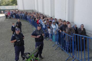Femei și bărbați deopotrivă au trecut prin Sfântul Altar