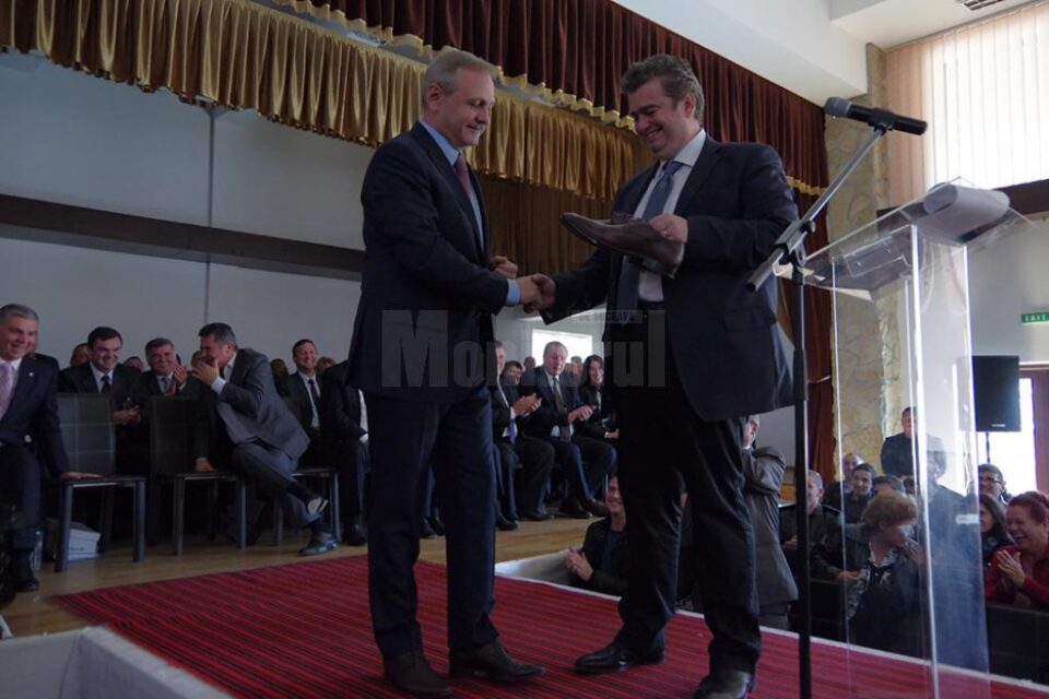 Nechifor i-a făcut cadou lui Liviu Dragnea o pereche de pantofi de drum lung