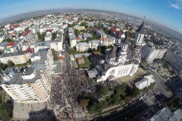 O mare de oameni a asistat la târnosirea Catedralei Nașterea Domnului