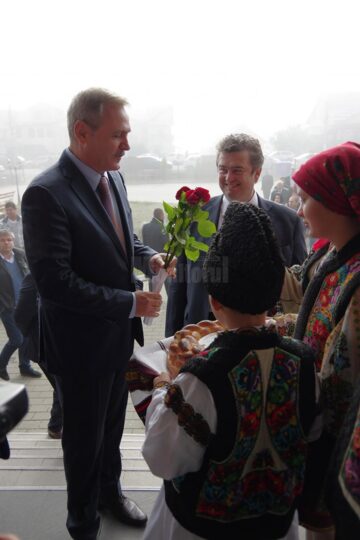 Liviu Dragnea a fost întâmpinat cu pâine și sare și cu un buchet de trei trandafiri