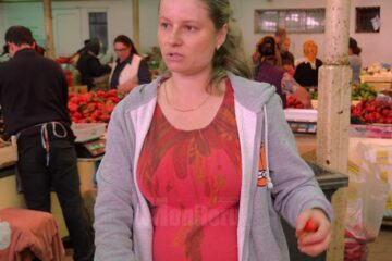 Irina Sandu înregistrează zilnic în caietul de comerciant marfa vândută pentru a nu intra în conflict cu legea