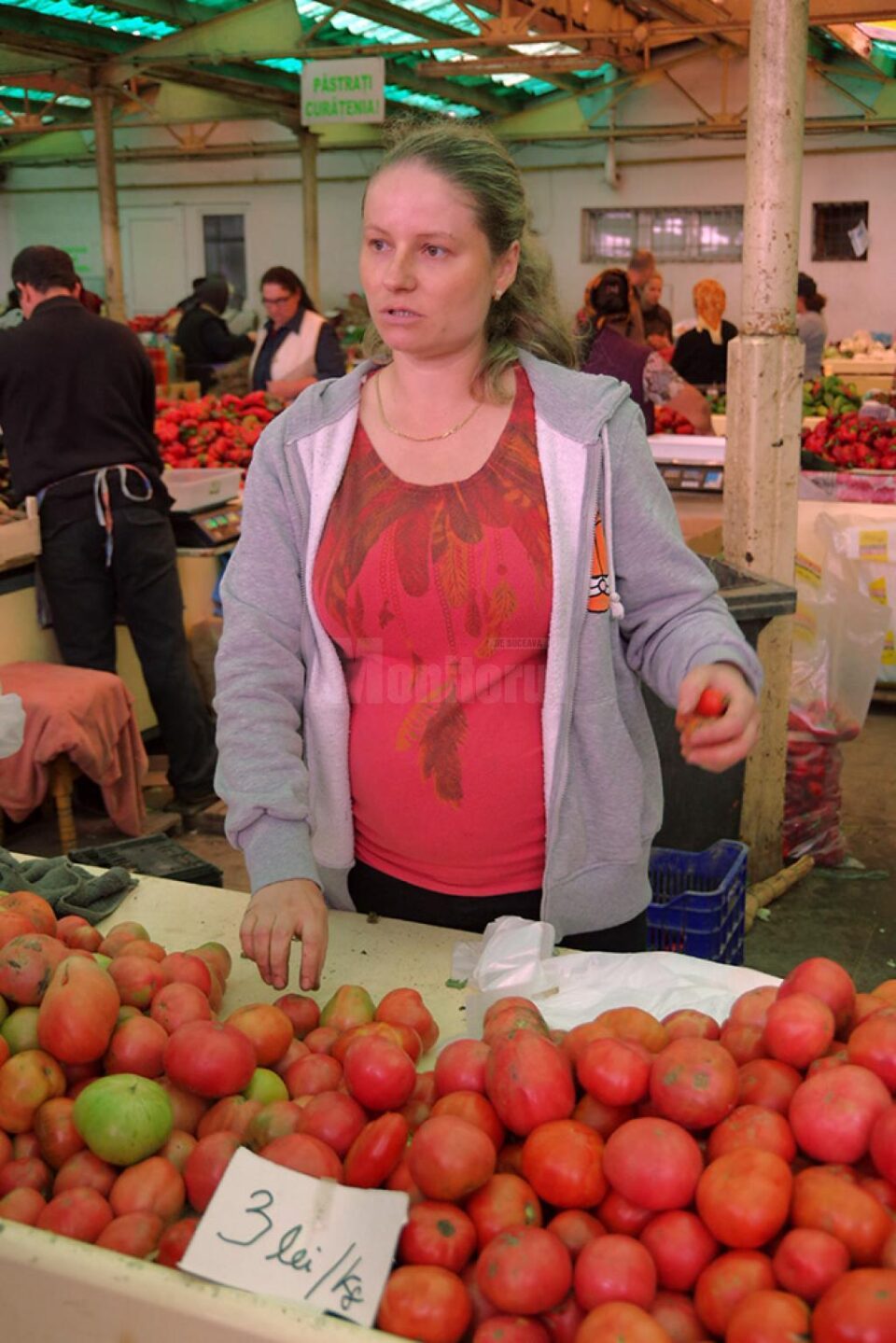 Irina Sandu înregistrează zilnic în caietul de comerciant marfa vândută pentru a nu intra în conflict cu legea Irina Sandu înregistrează zilnic în caietul de comerciant marfa vândută pentru a nu intra în conflict cu legea
