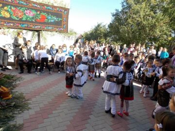 Preșcolarii, dar și elevi ai Școlii Nr. 3 Arbore au pregătit un program artistic, în curtea școlii