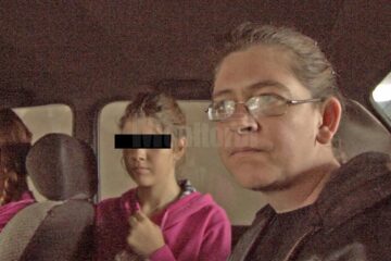 Mama împreuna cu cele două fete la externare