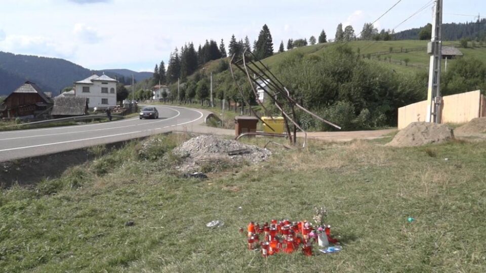 Schela din fier a unui panou publicitar abandonat, de care s-a izbit o mașină în august 2014, iar pasagera din dreapta, o tânără în vârstă de 18 ani, a decedat în urma impactului