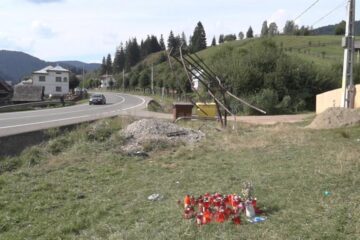 Schela din fier a unui panou publicitar abandonat, de care s-a izbit o mașină în august 2014, iar pasagera din dreapta, o tânără în vârstă de 18 ani, a decedat în urma impactului Schela din fier a unui panou publicitar abandonat, de care s-a izbit o mașină în august 2014, iar pasagera din dreapta, o tânără în vârstă de 18 ani, a decedat în urma impactului