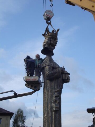 Monumentul lui Ștefan cel Mare a fost ridicat pe soclu în fața Catedralei „Nașterea Maicii Domnului”