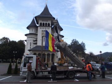 Monumentul lui Ștefan cel Mare a fost ridicat pe soclu în fața Catedralei „Nașterea Maicii Domnului”