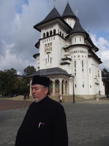 Monumentul lui Ștefan cel Mare a fost ridicat pe soclu în fața Catedralei „Nașterea Maicii Domnului”