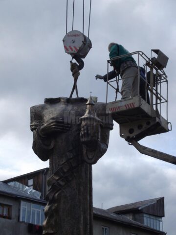 Monumentul lui Ștefan cel Mare a fost ridicat pe soclu în fața Catedralei „Nașterea Maicii Domnului”