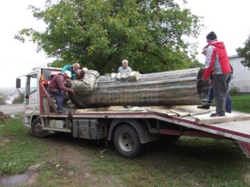 Monumentul lui Ștefan cel Mare a fost ridicat pe soclu în fața Catedralei „Nașterea Maicii Domnului”
