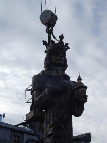 Monumentul lui Ștefan cel Mare a fost ridicat pe soclu în fața Catedralei „Nașterea Maicii Domnului”