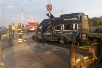 Accident mortal, după ce un microbuz s-a izbit într-o betonieră