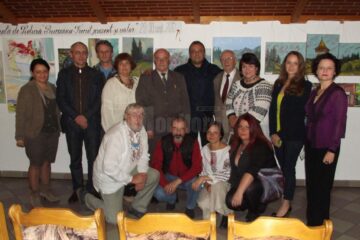 Fotografie de grup la vernisaj