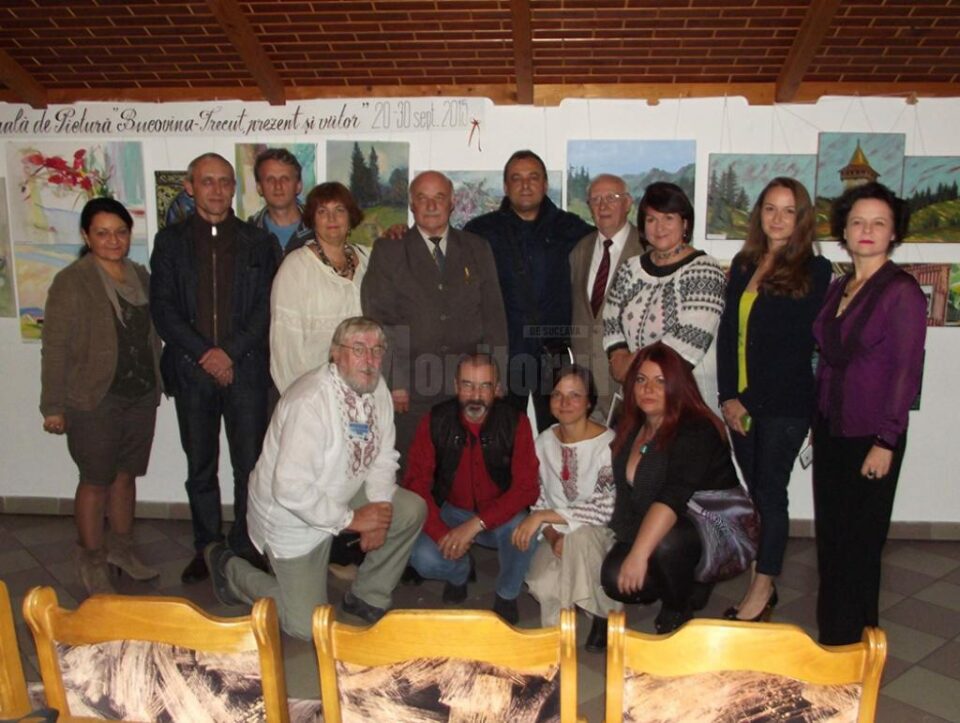 Fotografie de grup la vernisaj