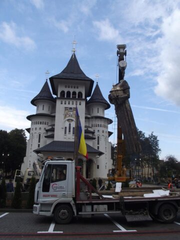 Monumentul lui Ștefan cel Mare a fost ridicat pe soclu în fața Catedralei „Nașterea Maicii Domnului”