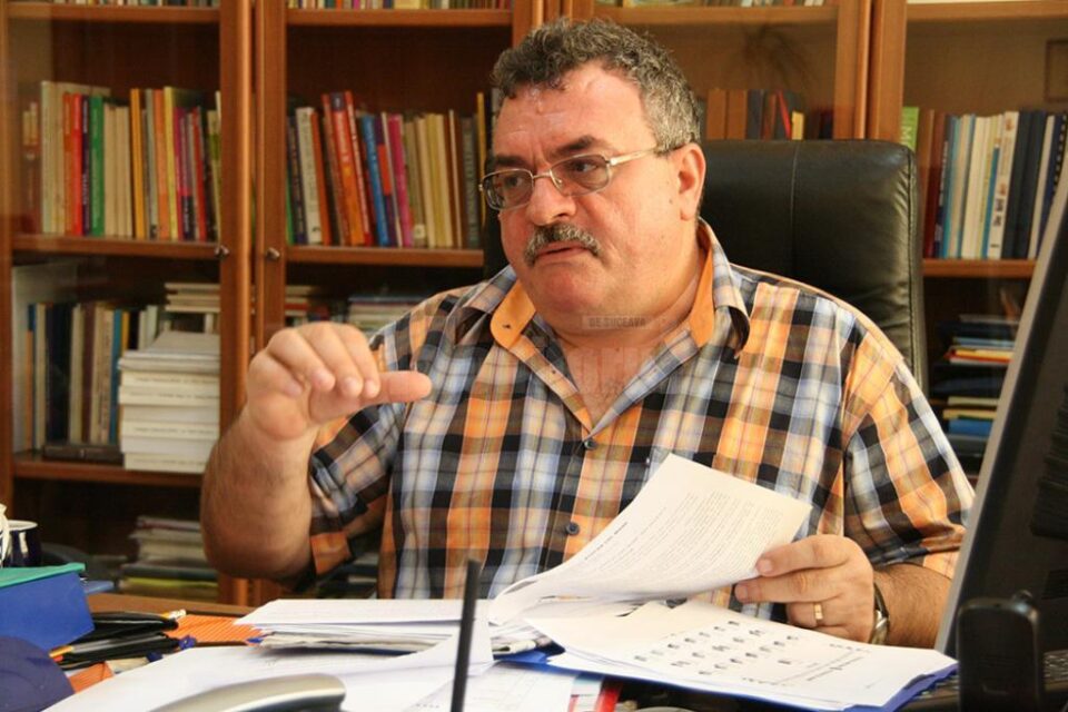 Dan Popescu, directorul Colegiului Național „Ștefan cel Mare” Suceava, este de părere că „în prezent, curricula este tot mai criticată de specialiștii în educație din toată lumea Dan Popescu, directorul Colegiului Național „Ștefan cel Mare” Suceava, este de părere că „în prezent, curricula este tot mai criticată de specialiștii în educație din toată lumea