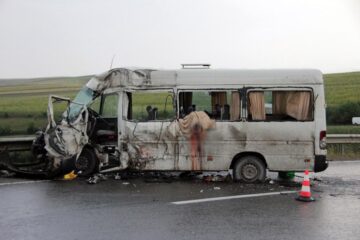 Microbuzul s-a transformat într-un morman de fiare contorsionate