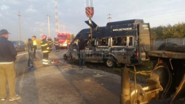 Un mort și patru răniți, după ce un microbuz a intrat într-o betonieră și s-a răsturnat