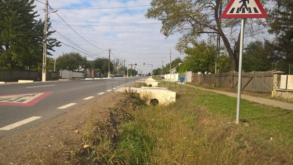 Șanțuri betonate inexistente, treceri de pietoni care duc direct în șanț, amănunte de pe un drum național recent finalizat și recepționat