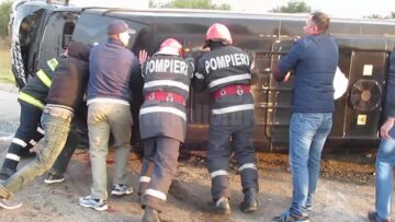 Un mort și patru răniți, după ce un microbuz a intrat într-o betonieră și s-a răsturnat