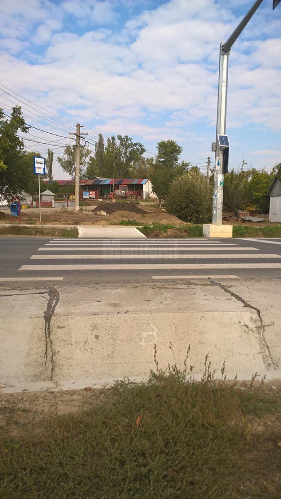 Trecerea de pietoni care duce direct în șanț
