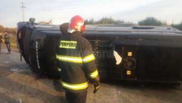 Un mort și patru răniți, după ce un microbuz a intrat într-o betonieră și s-a răsturnat