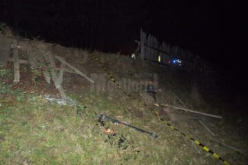 Vehiculul s-a răsturnat într-o râpă, la o diferență de nivel de aproximativ 12 metri