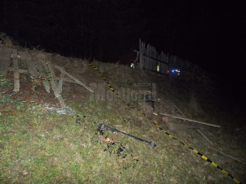 Vehiculul s-a răsturnat într-o râpă, la o diferență de nivel de aproximativ 12 metri