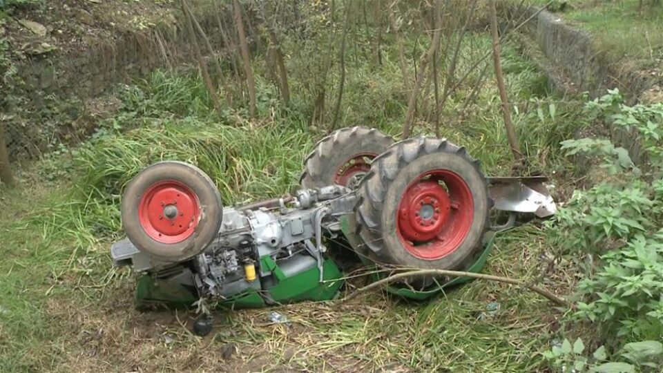 Femeia a scăpat de sub control tractorul cu care se deplasa, vehiculul răsturnându-se de pe un pod, de la o înălțime de aproximativ 7 metri, în albia unui pârâu
