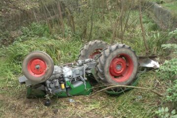 Femeia a scăpat de sub control tractorul cu care se deplasa, vehiculul răsturnându-se de pe un pod, de la o înălțime de aproximativ 7 metri, în albia unui pârâu