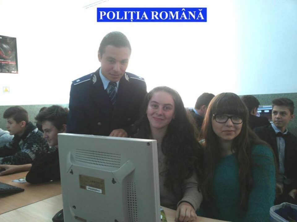 Lumea virtuală și pericolele ei, subiectul discuției dintre polițiști și sute de elevi și profesori Lumea virtuală și pericolele ei, subiectul discuției dintre polițiști și sute de elevi și profesori