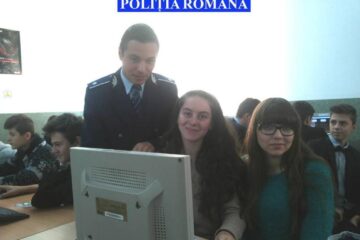 Lumea virtuală și pericolele ei, subiectul discuției dintre polițiști și sute de elevi și profesori