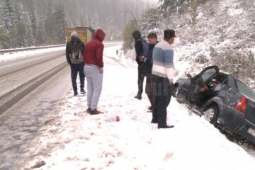 Pe mai multe drumuri din județ zăpada s-a așternut într-un strat destul de consistent, iar multe mașini au derapat și au ajuns în șanțuri